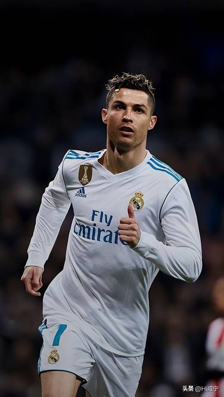 开云体育-C罗意外战胜巴黎圣日耳曼，战术调整引爆全场！比赛高潮迭起-开云体育