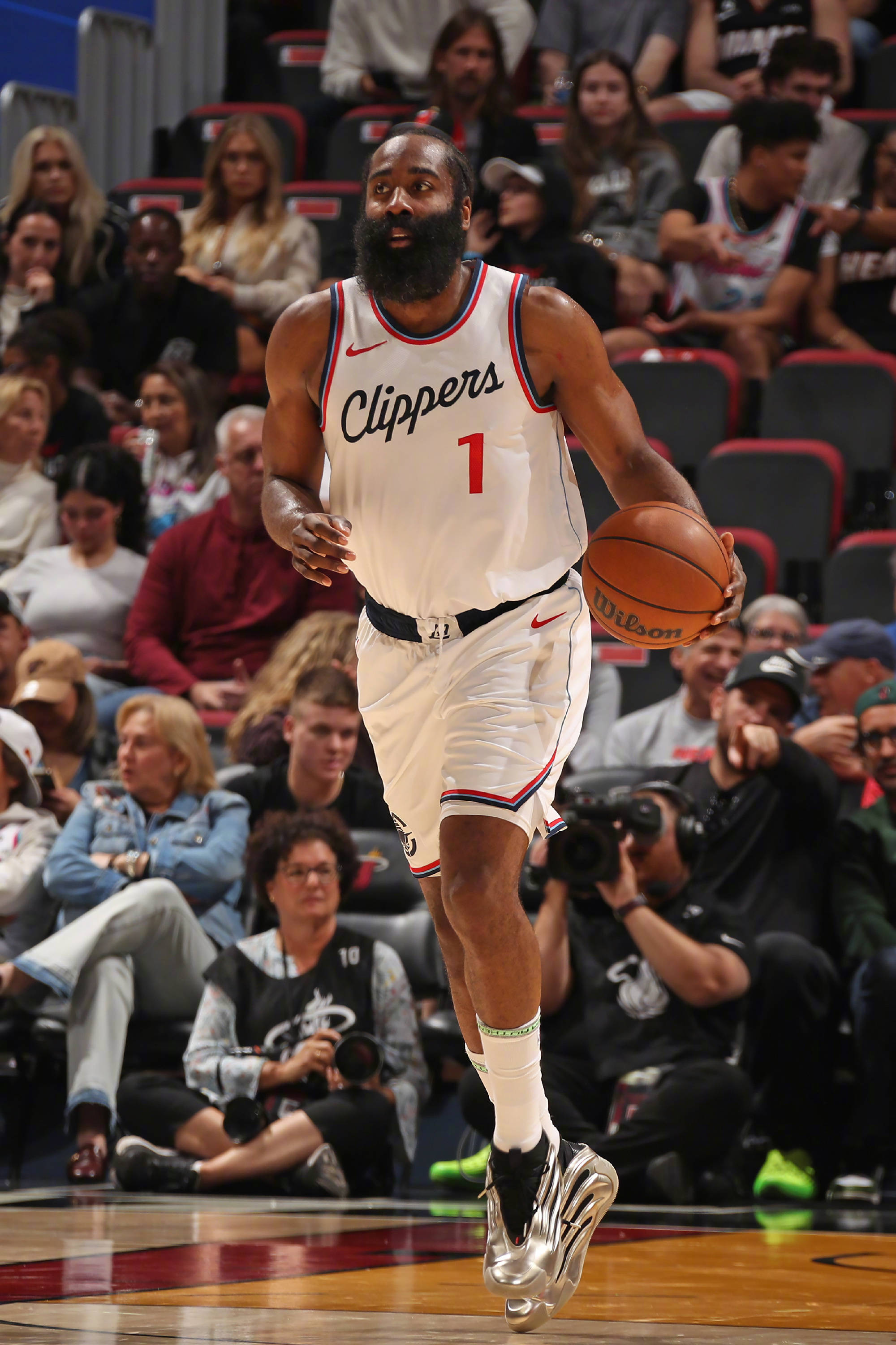 轻松进入平台-哈登官方宣布表现优异新规,快船引发争议!赛场气氛高涨-轻松进入平台