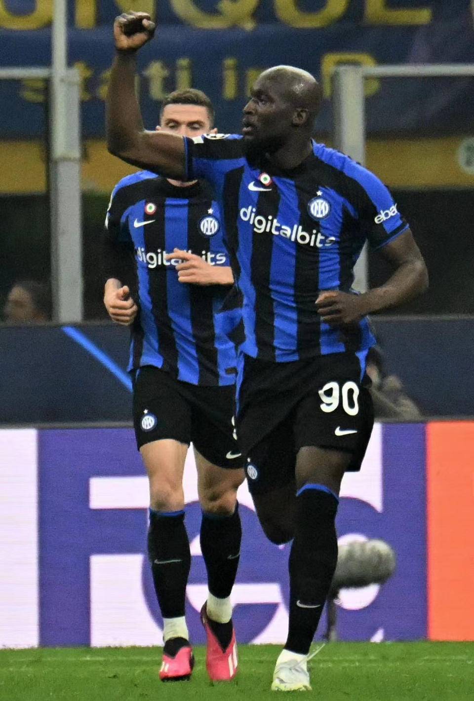 开云体育官网-转折点！波尔图扳平良机，意甲今夜攻防权衡，悬念犹存，团队化学反应显著-开云体育官网